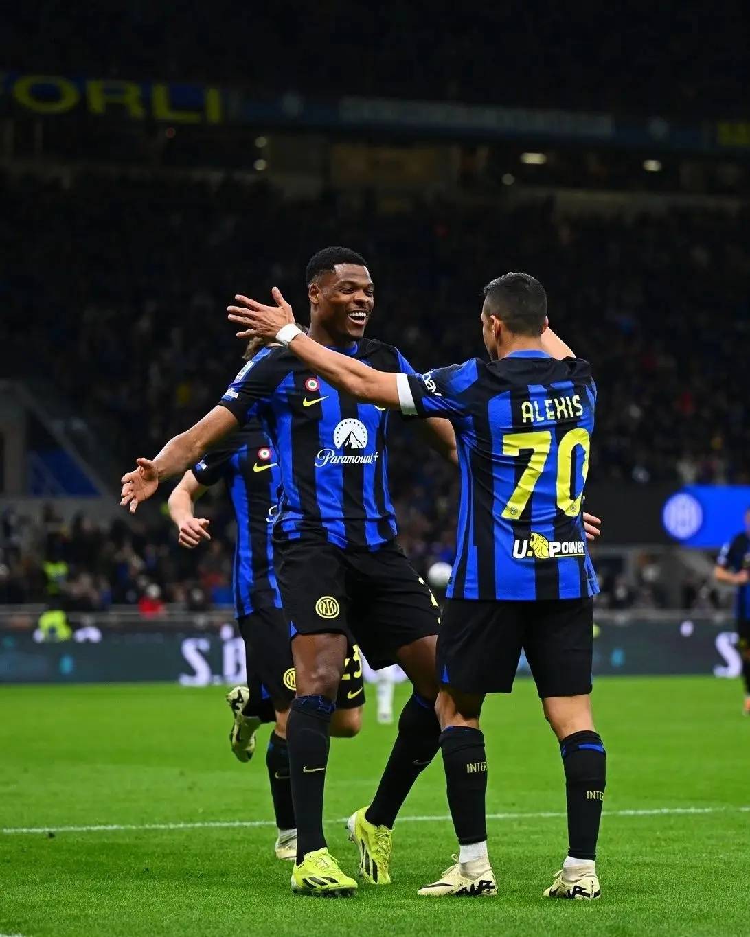 关于乌迪内斯备战对手,主帅召集球员进行战术磋商的信息 关于乌迪内斯备战对手,主帅召集球员进行战术磋商的信息