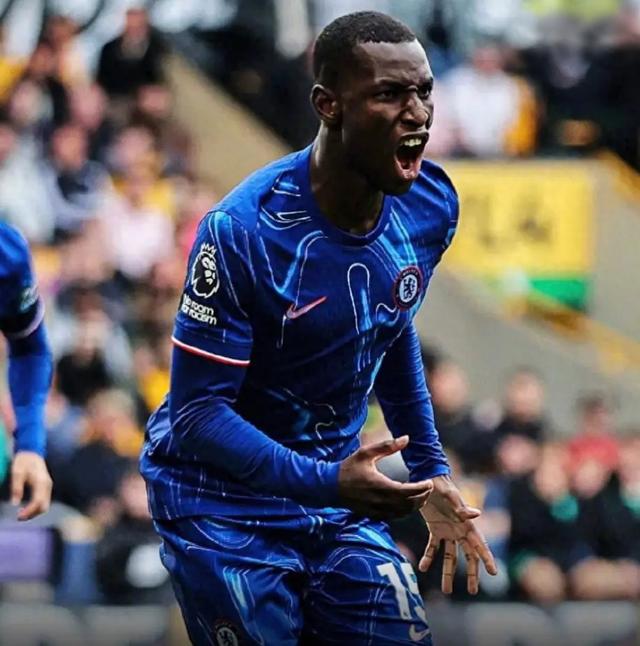 埃弗顿大胜反弹，球队士气大振