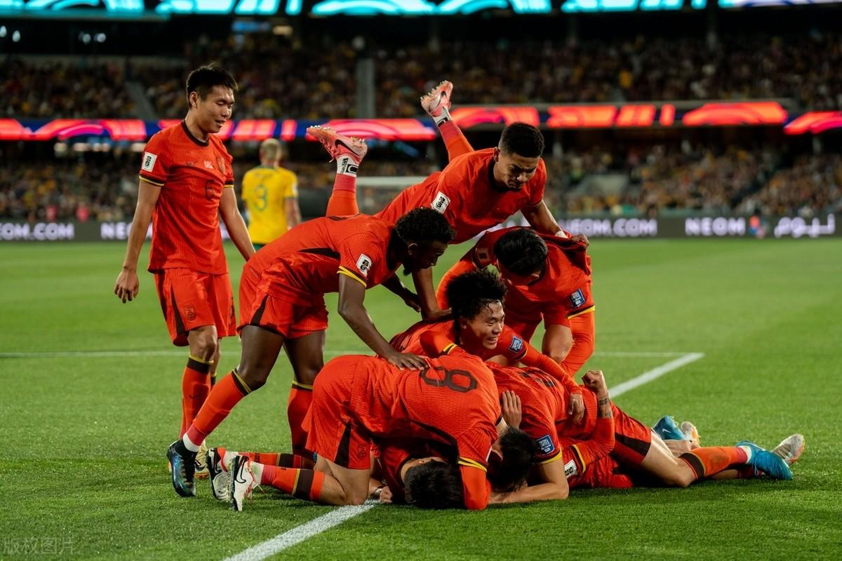 关于足球比赛现场：瞬间颠覆比分，战况悬念迭起的信息