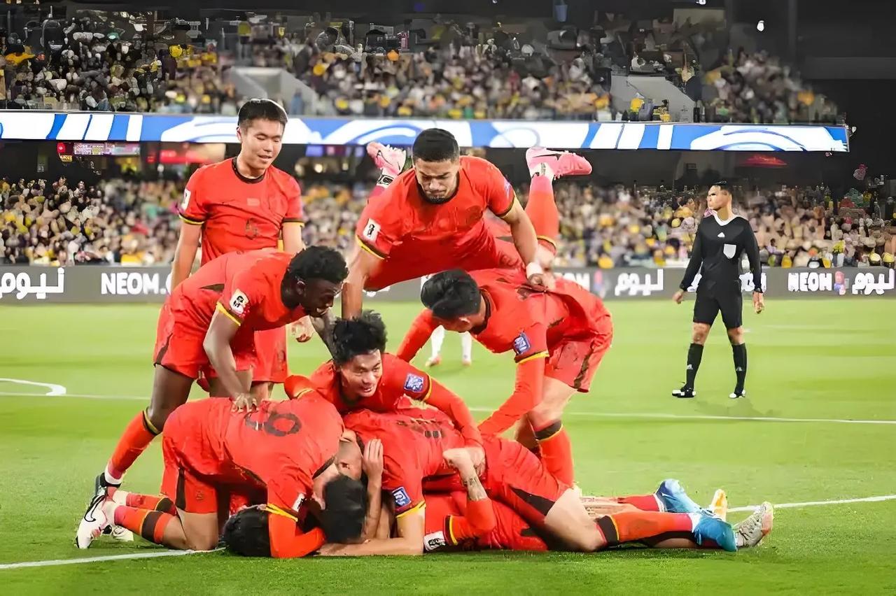 世俱杯官网-比赛中球员们的奋勇拼搏赢得了观众掌声