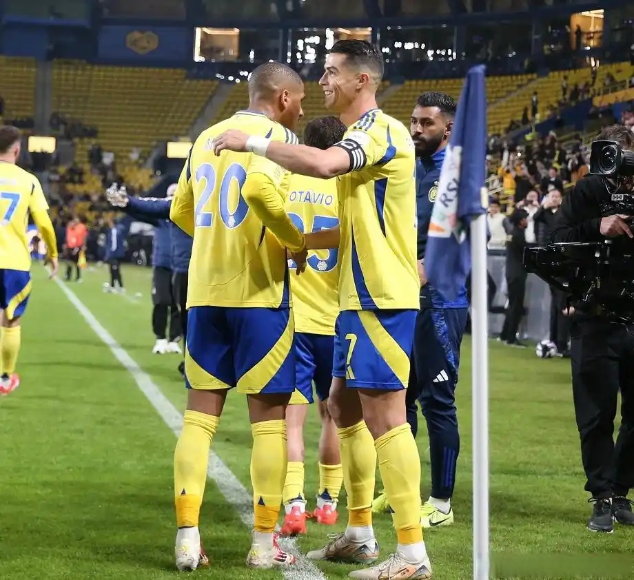 世俱杯-阿尔梅里亚客场战胜对手,球队庆祝胜利