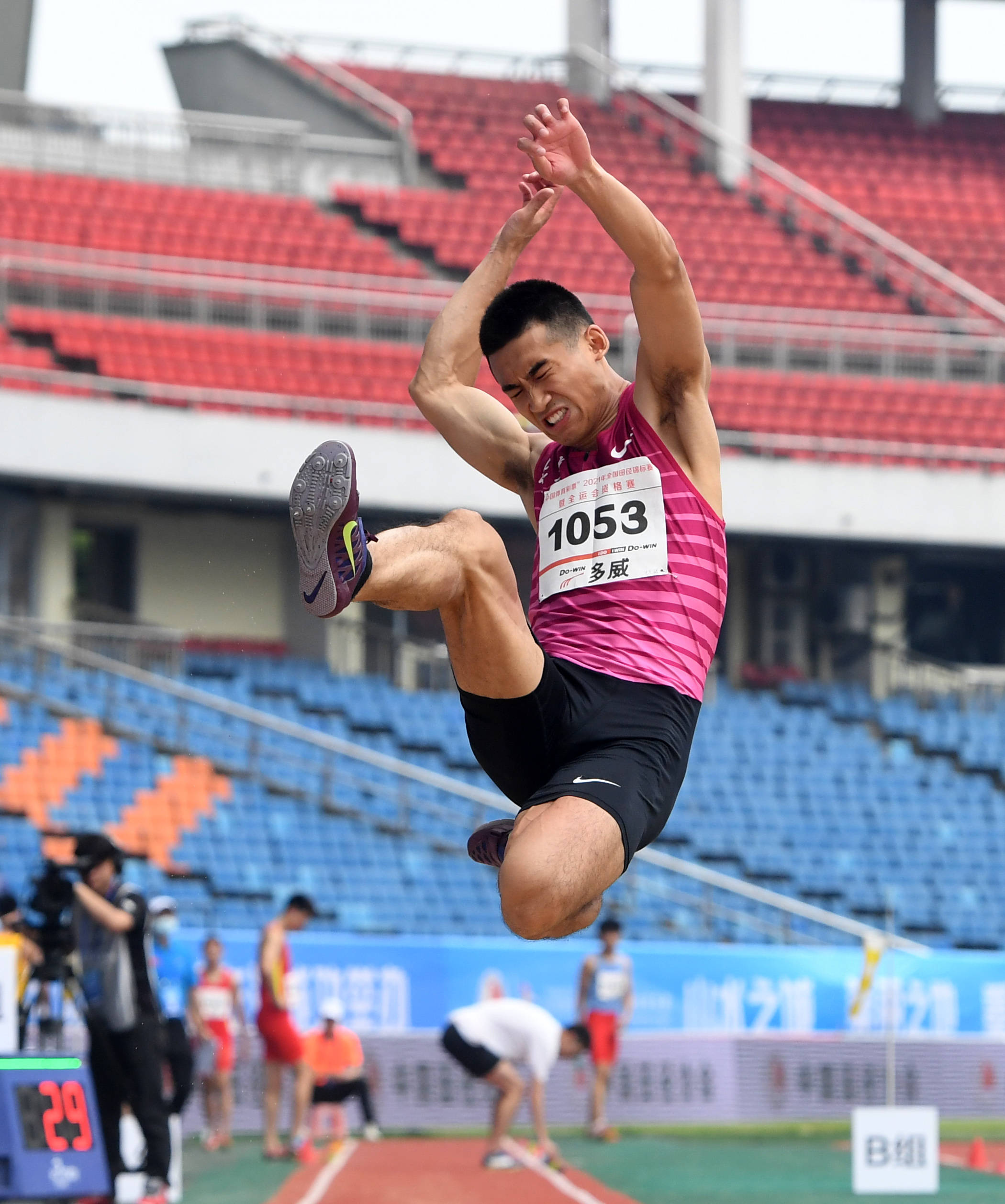 田径男子跳远预赛:美国选手领先晋级 田径男子跳远预赛:美国选手领先晋级