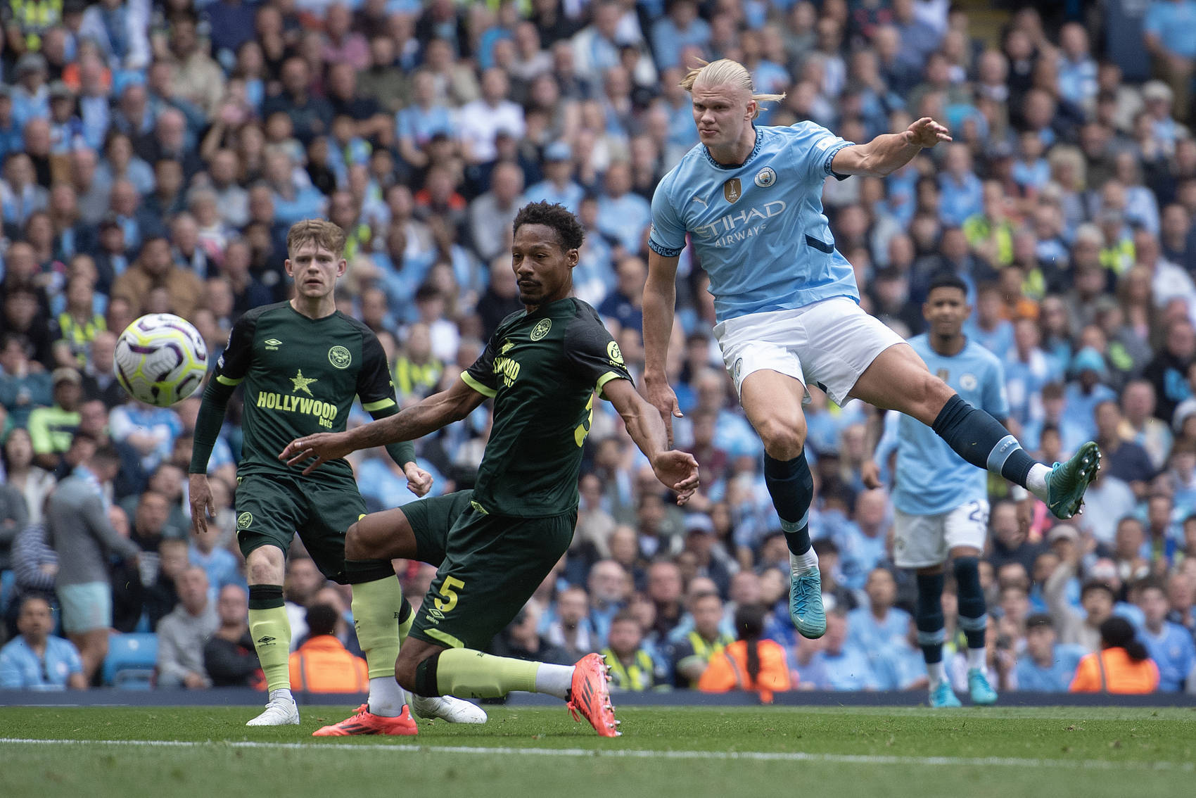 克雷塔罗门前助攻,助球队扳平比分 克雷塔罗门前助攻,助球队扳平比分