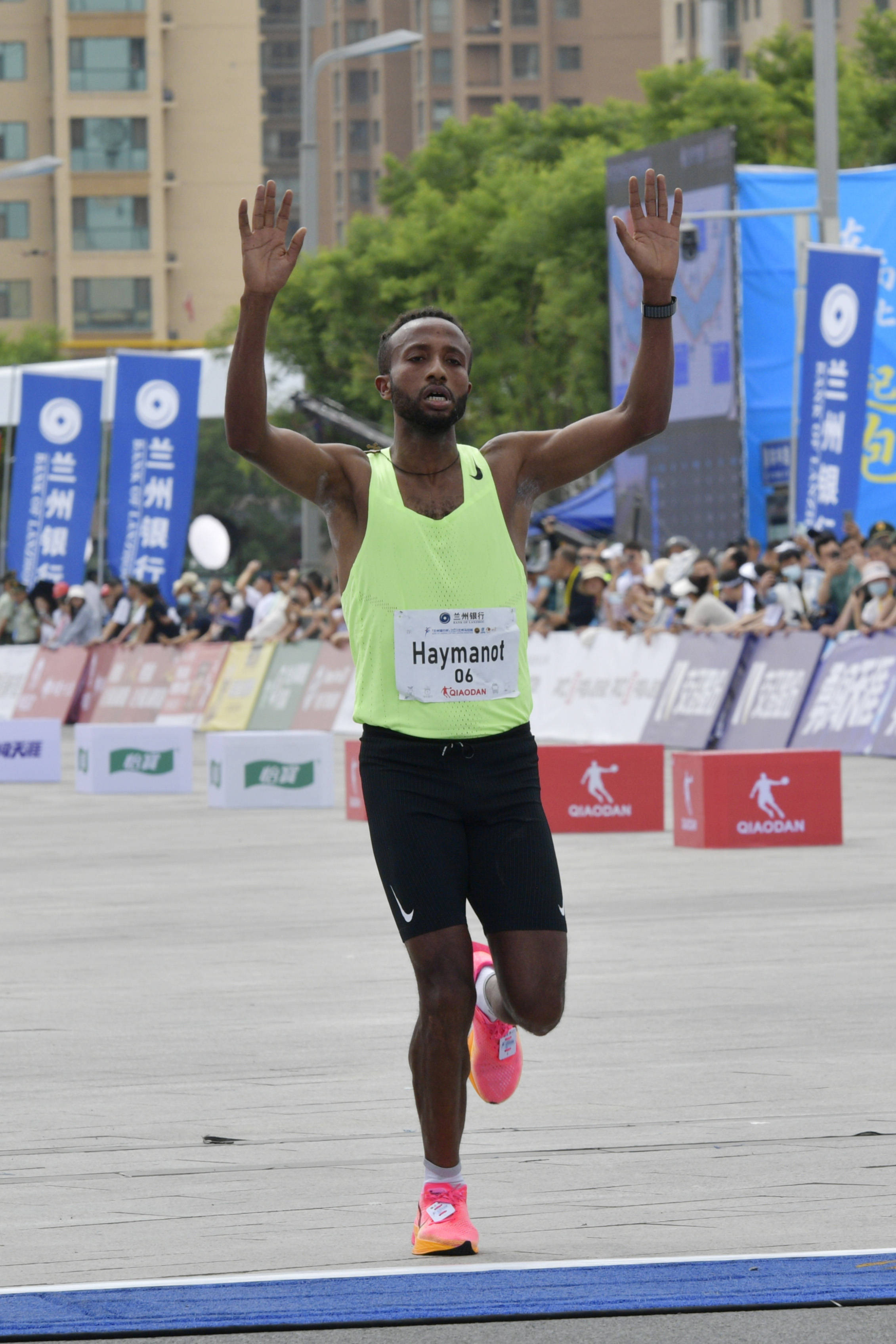 世俱杯奖金-兰州俱乐部在国际赛事中全力以赴,引人注目