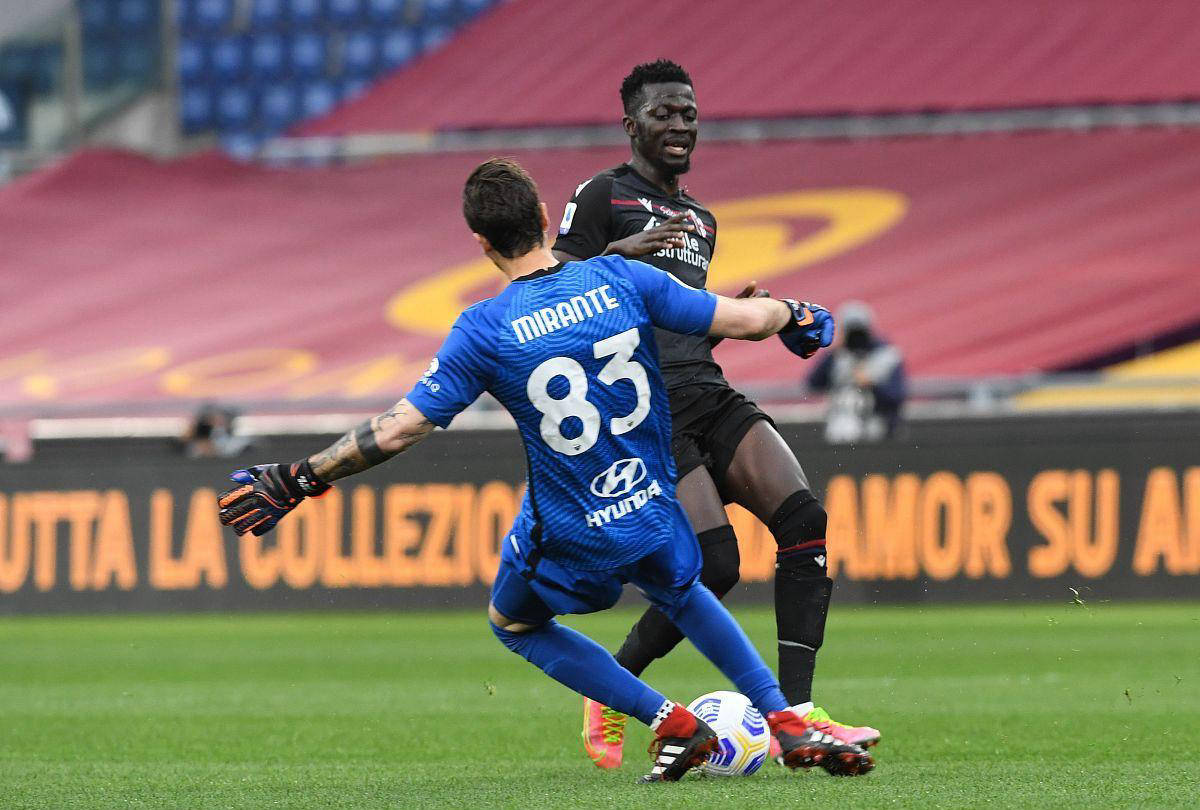 博洛尼亚后卫草草犯规,导致点球丢球 博洛尼亚后卫草草犯规,导致点球丢球