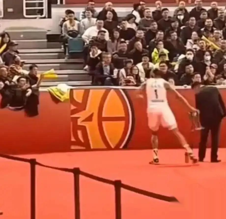 强队遭遇意外失利引发球迷热议 强队遭遇意外失利引发球迷热议