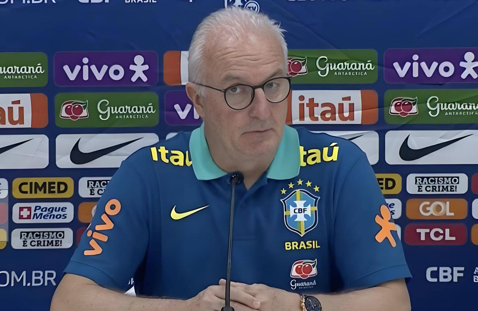 阿根廷队主教练突然宣布退休