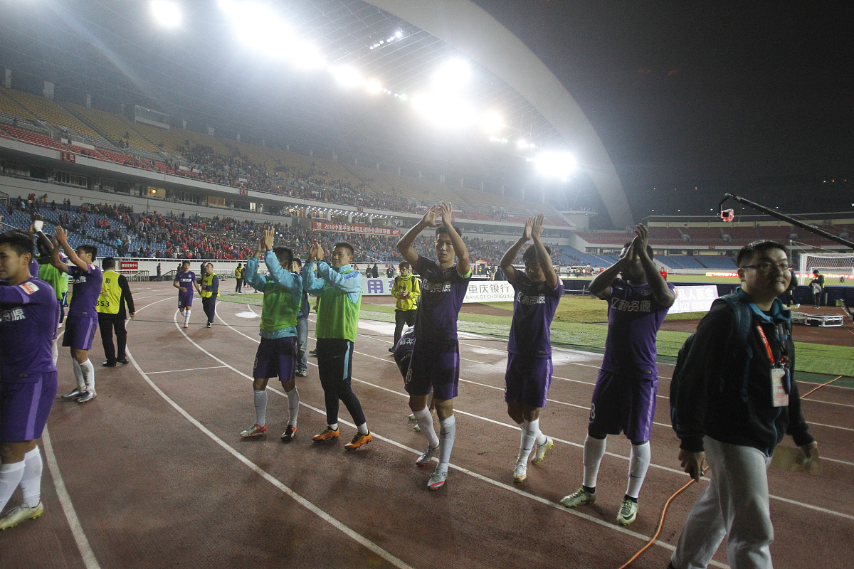 赛场上精彩纷呈,球员们展现出色技艺! 赛场上精彩纷呈,球员们展现出色技艺!