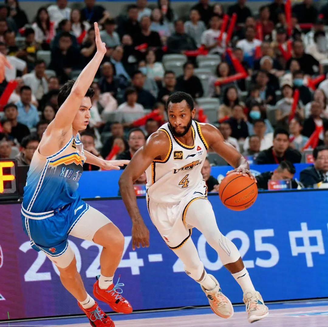 世俱杯官网-新疆篮球队压倒对手,轻松晋级