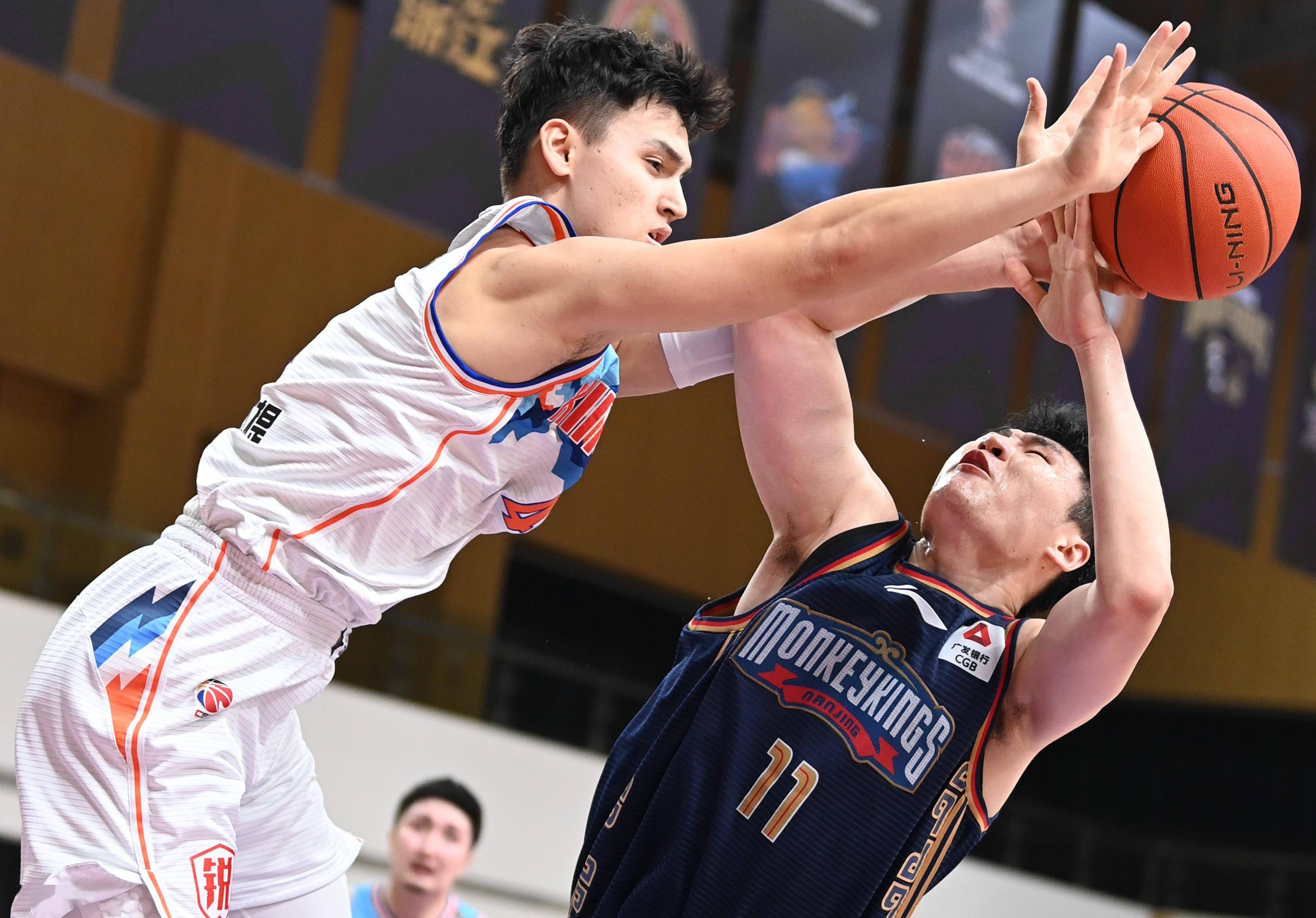 新疆篮球队压倒对手,轻松晋级 新疆篮球队压倒对手,轻松晋级