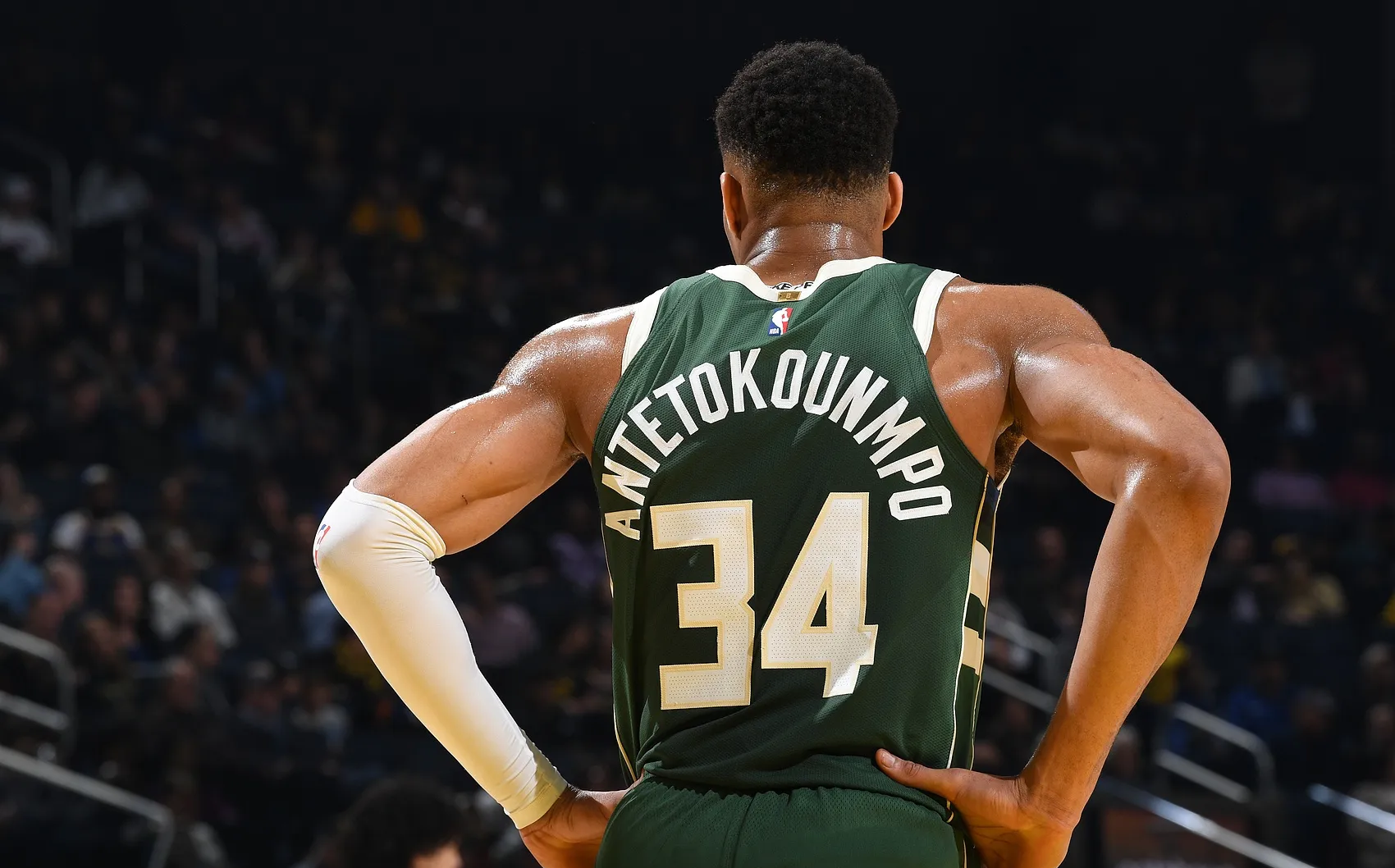 世俱杯冠军-字母哥闪耀全场,切尔西防线难坑蒙拐杖