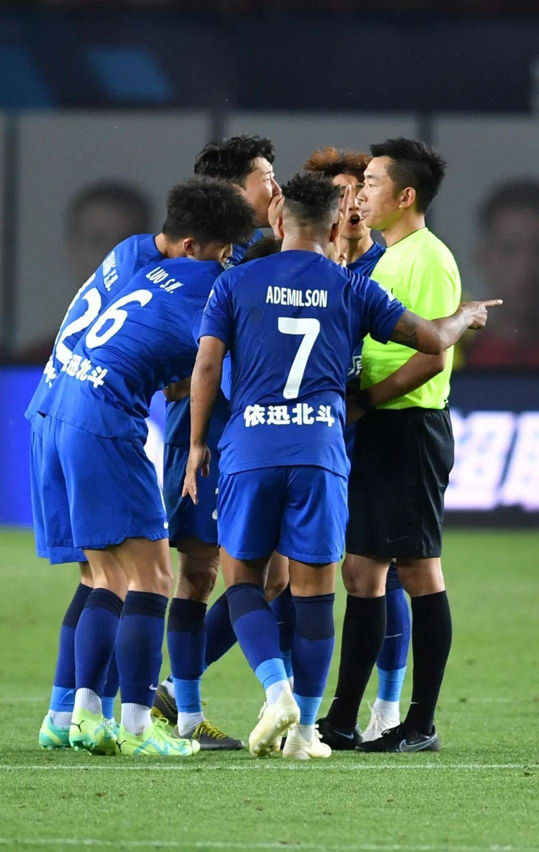 马拉加中场球员涉嫌红牌,或将被停赛 马拉加中场球员涉嫌红牌,或将被停赛