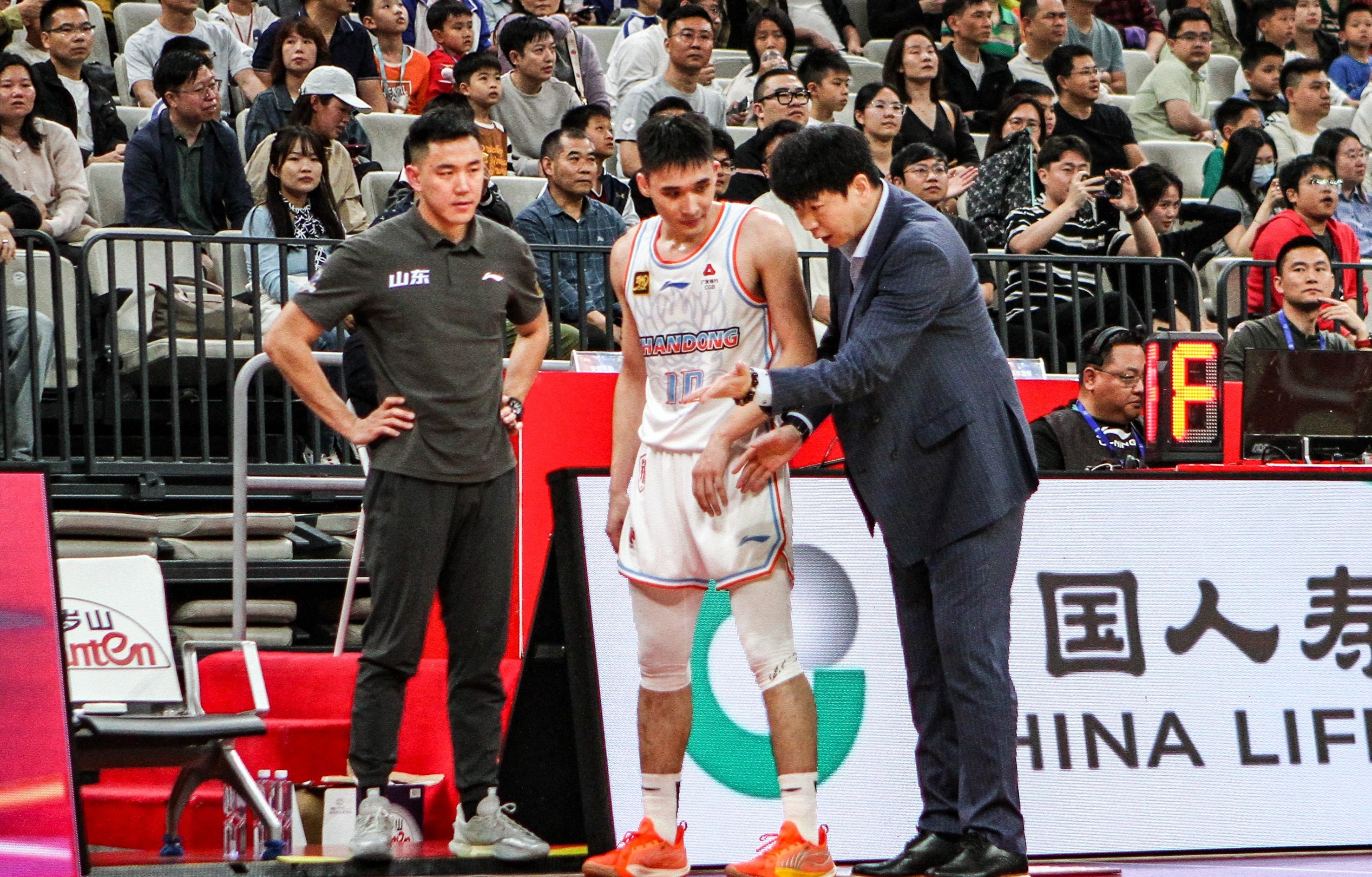 广州队横扫山东队，追赶领头羊