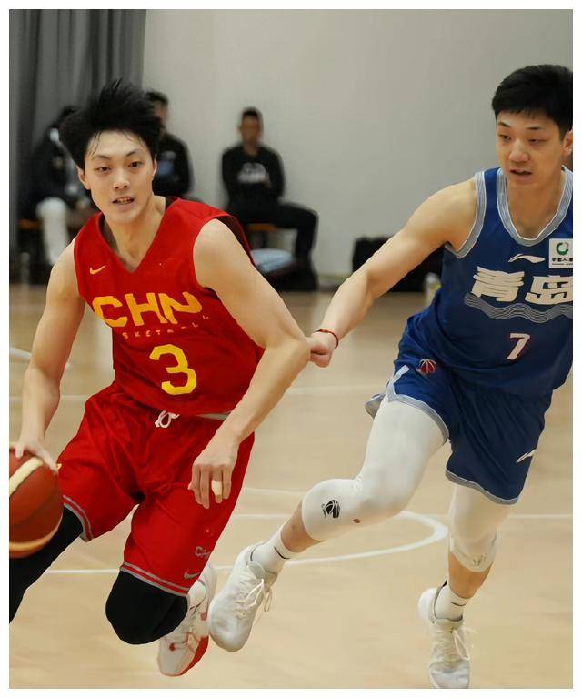 抢篮板突破助攻配合无间展现团队力量 抢篮板突破助攻配合无间展现团队力量