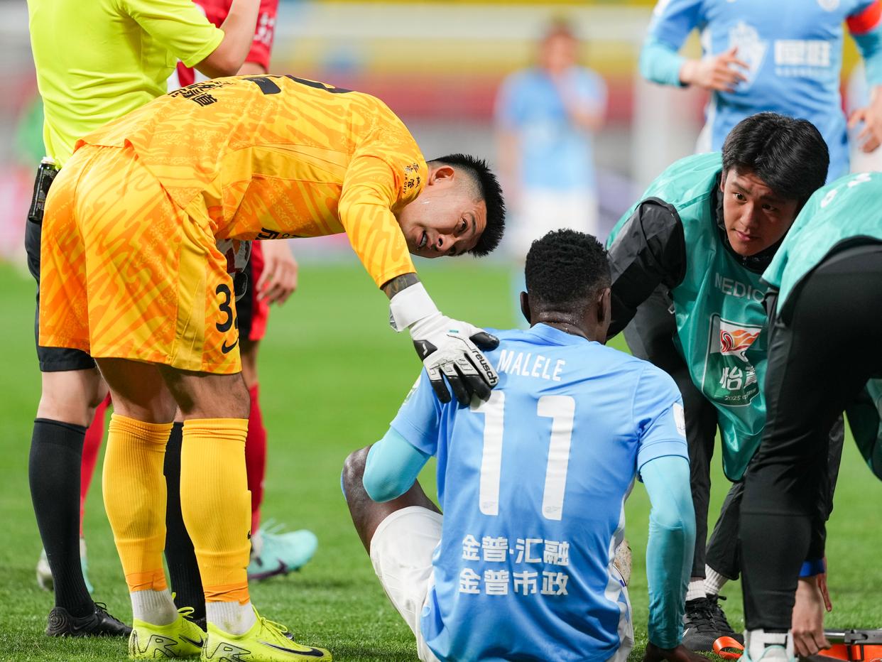 世俱杯参赛资格-包含足球赛事中风生水起，球员们备战紧张的词条