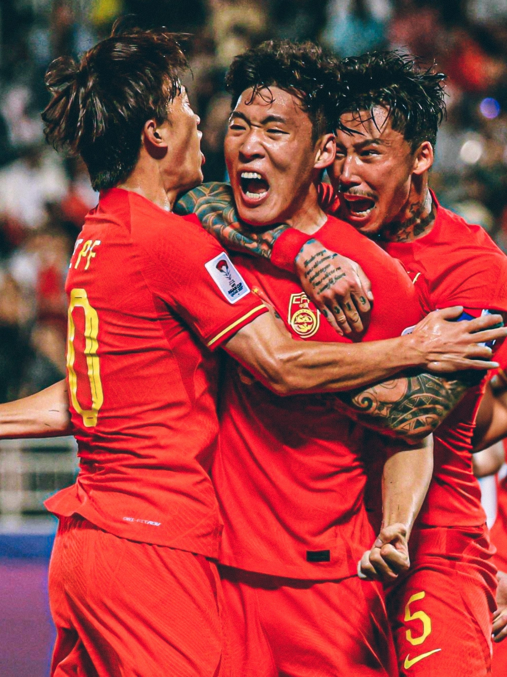 世俱杯官网-国内足球场上疯狂激战,球队斗志昂扬展现实力!