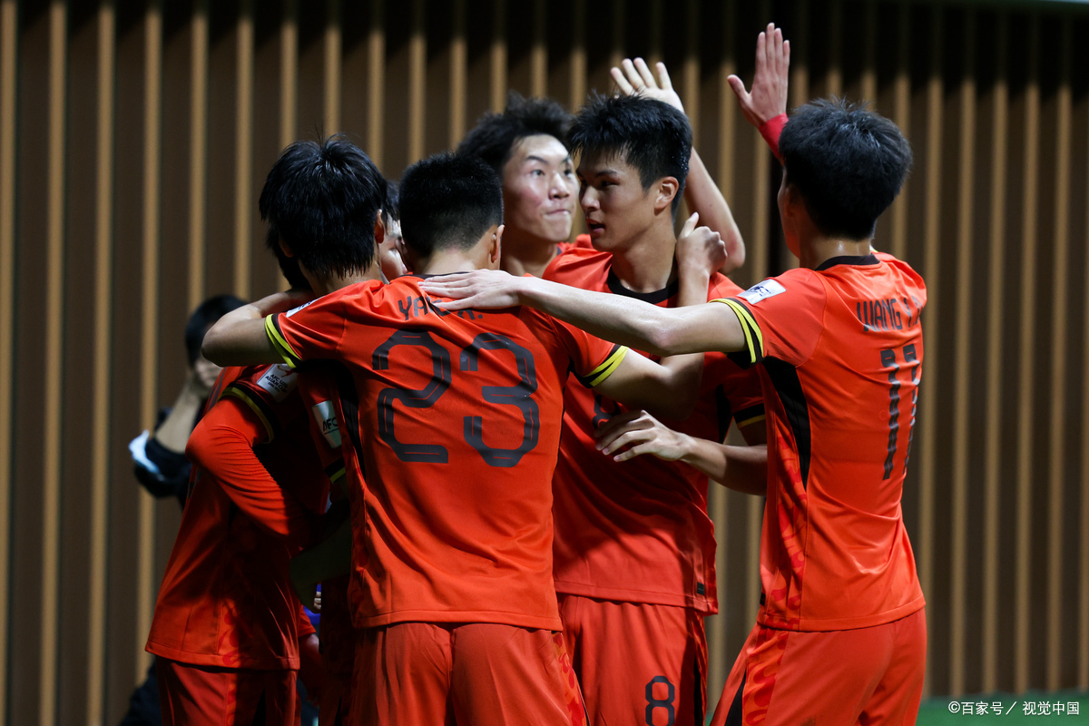 国内足球场上疯狂激战,球队斗志昂扬展现实力! 国内足球场上疯狂激战,球队斗志昂扬展现实力!