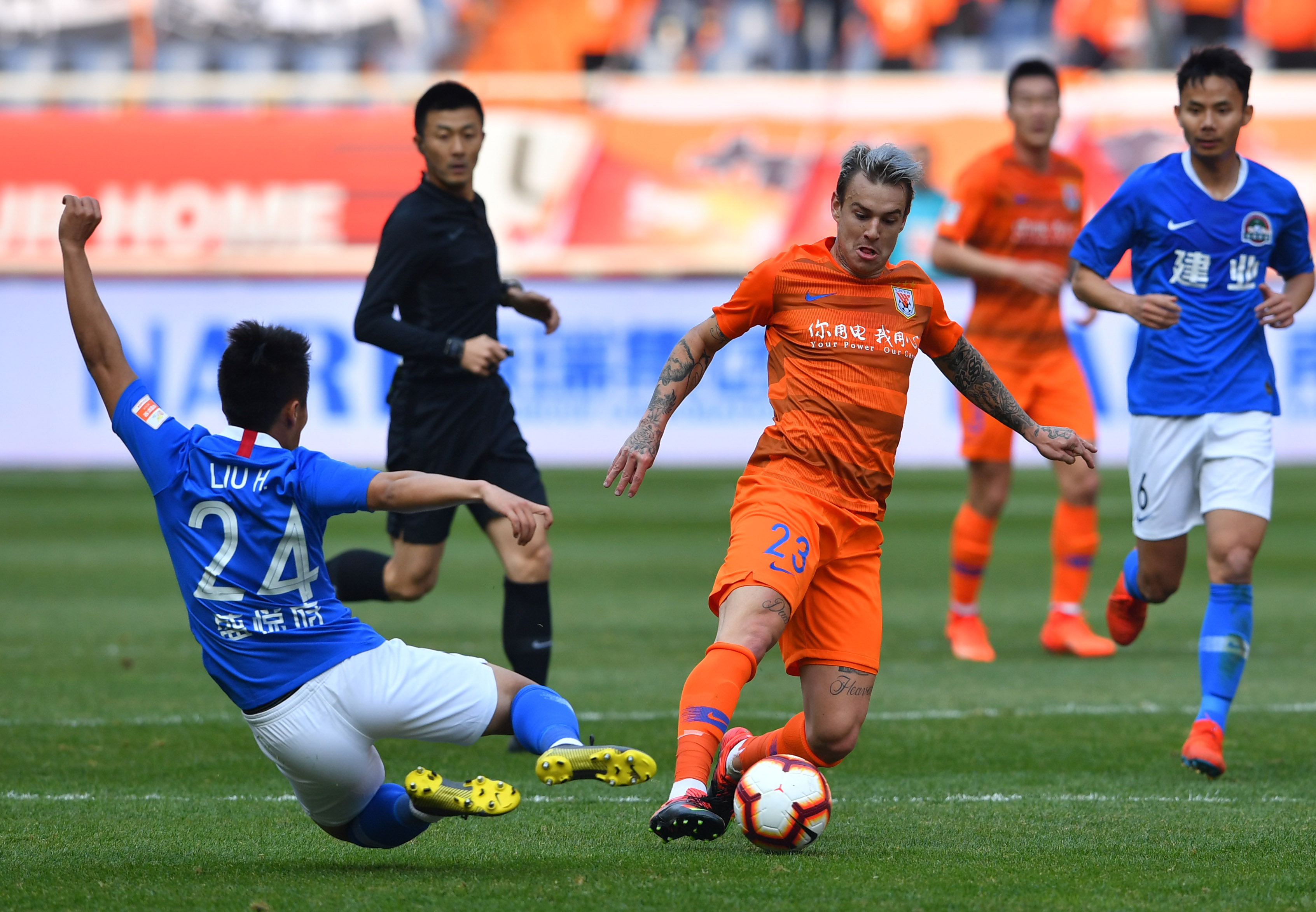 世俱杯冠军-河南建业客场战平山东鲁能,保持不败走势的简单介绍