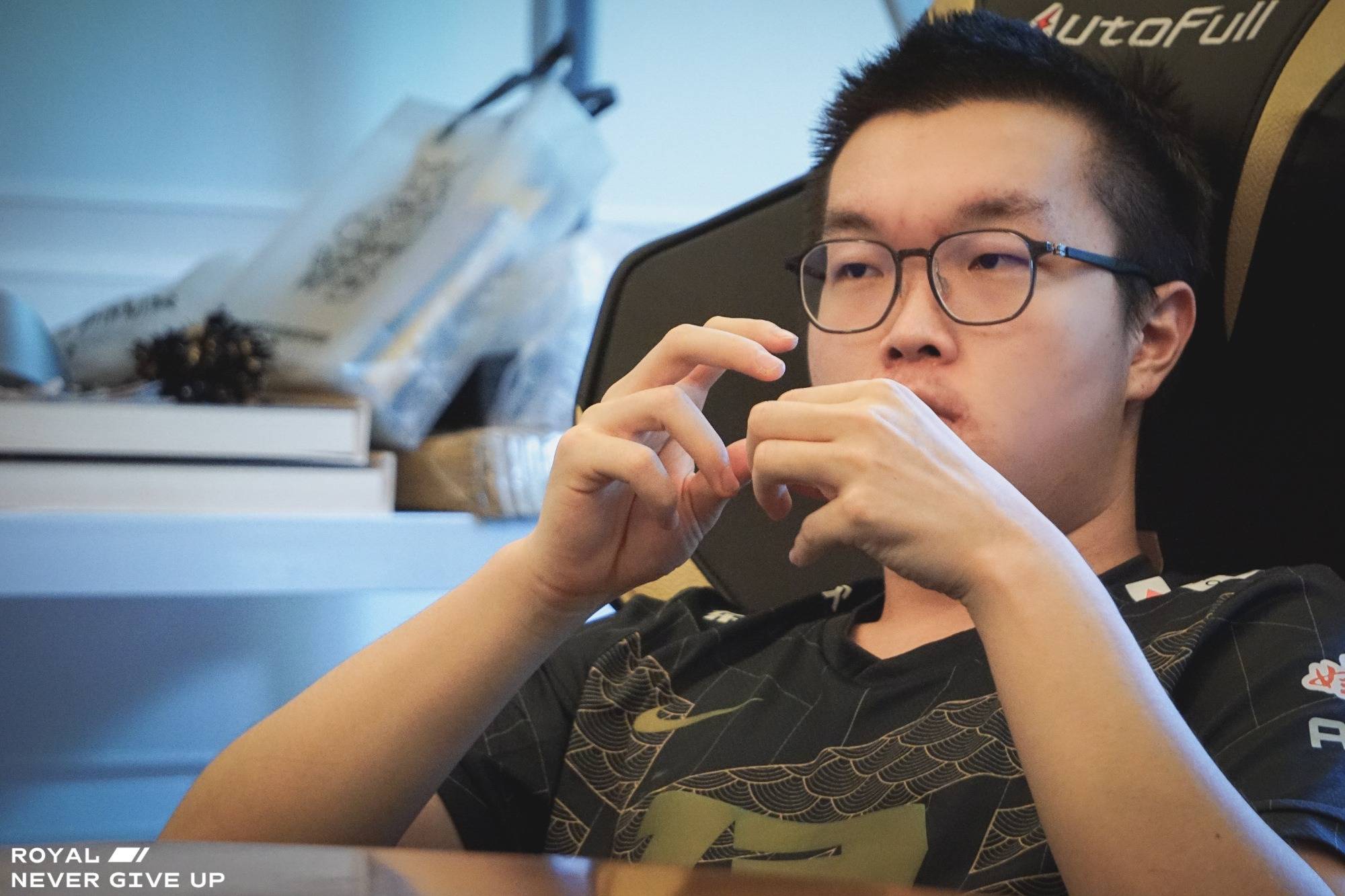 SHR横扫RNG，Zeus团战一打五强强对话入围赛，点燃全场激情