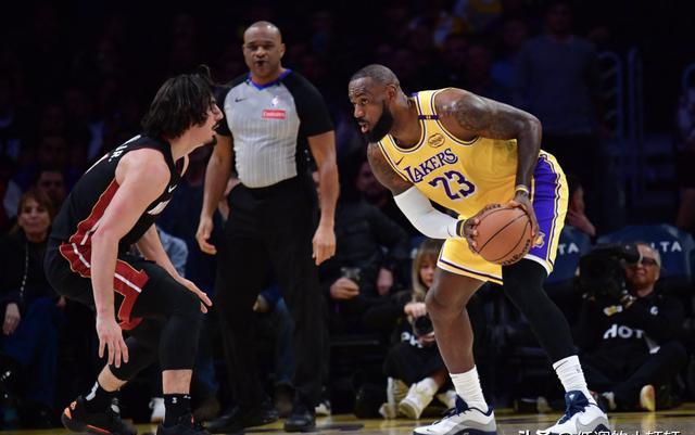 老鹰客场击败尼克斯,取得系列赛领先 老鹰客场击败尼克斯,取得系列赛领先