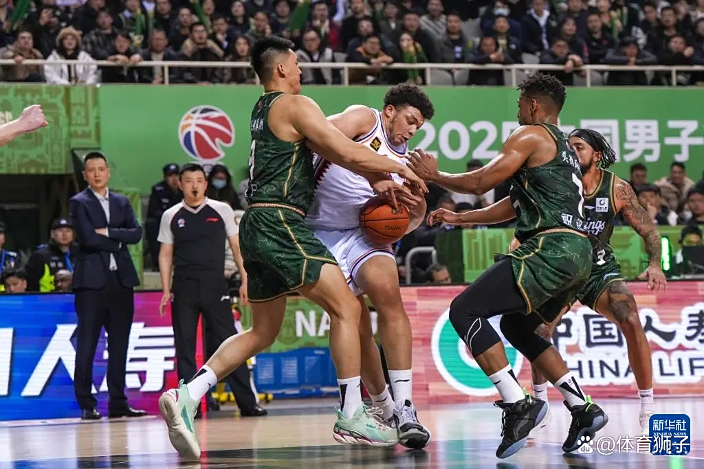 上海男篮击败江苏队,豪取连胜 上海男篮击败江苏队,豪取连胜