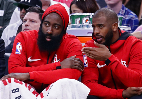 赛场拼杀成风，火箭战绩闪耀