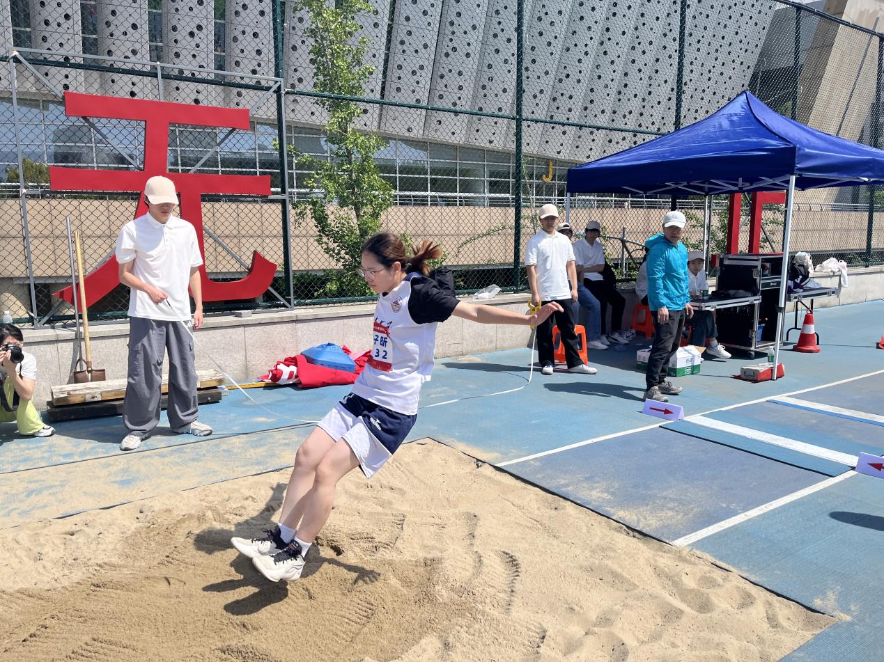 世俱杯改制-选手斗志昂扬,全力以赴迎接挑战