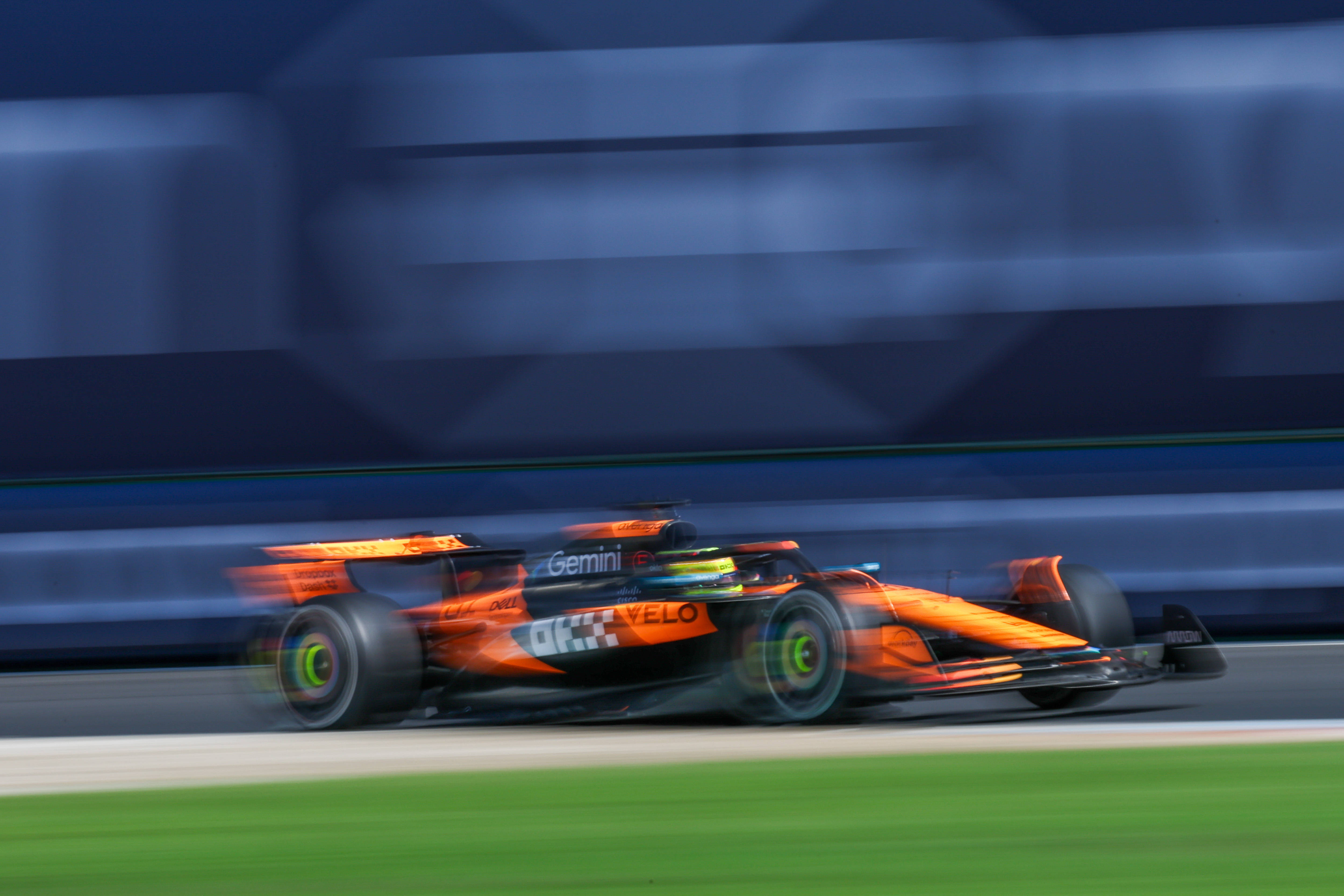 包含迈凯伦险胜红牛车队,诺里斯关键制胜的词条 包含迈凯伦险胜红牛车队,诺里斯关键制胜的词条